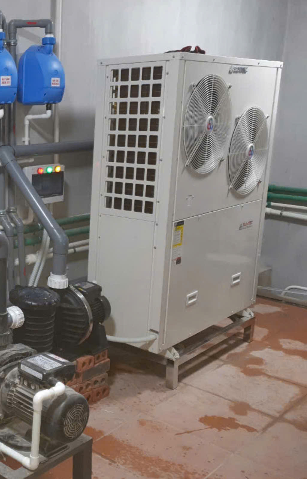 Heat pump 25kw bể bơi cho anh khách Quảng Ninh